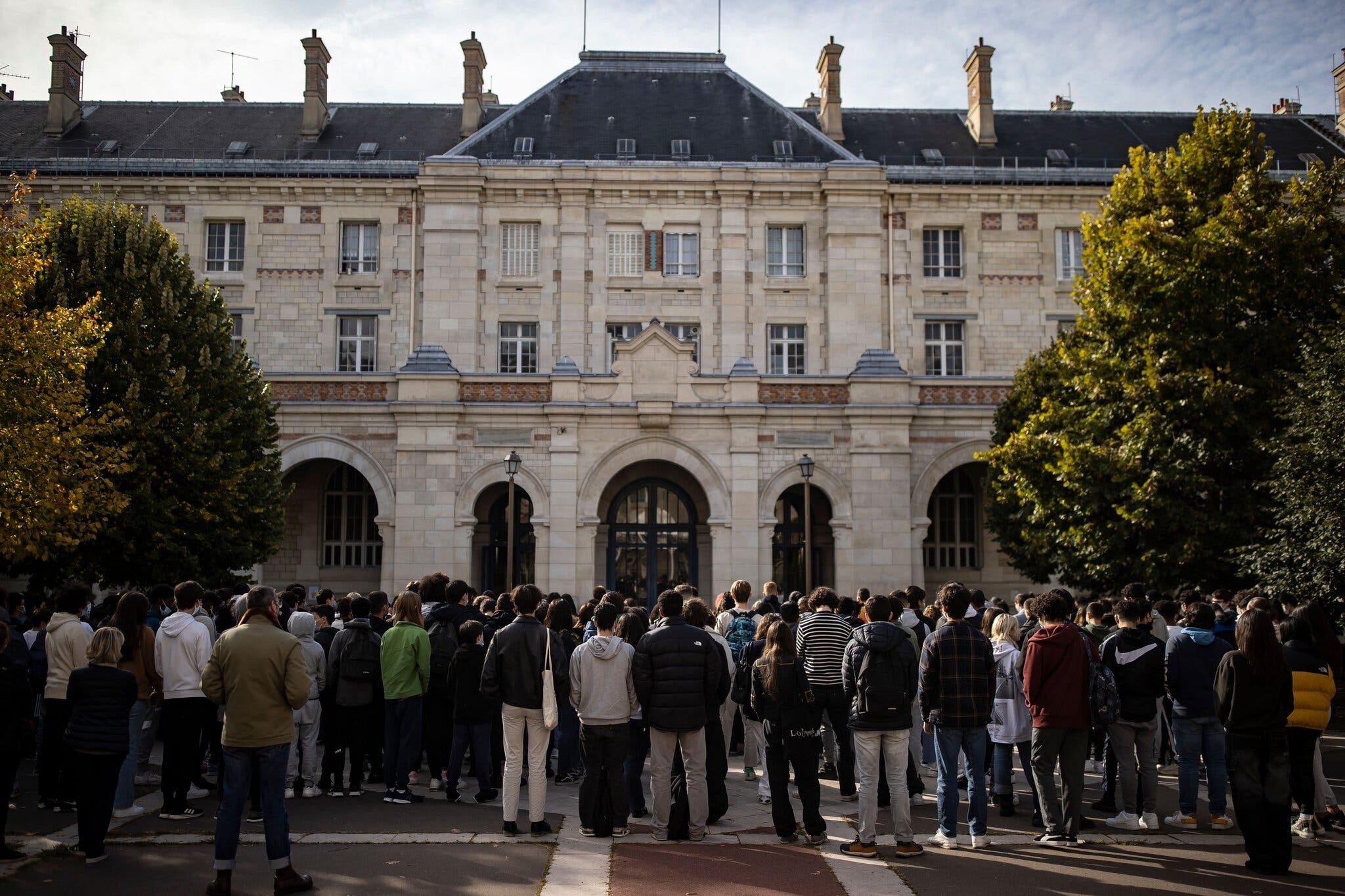 vu chat dau thay giao Phap anh 1