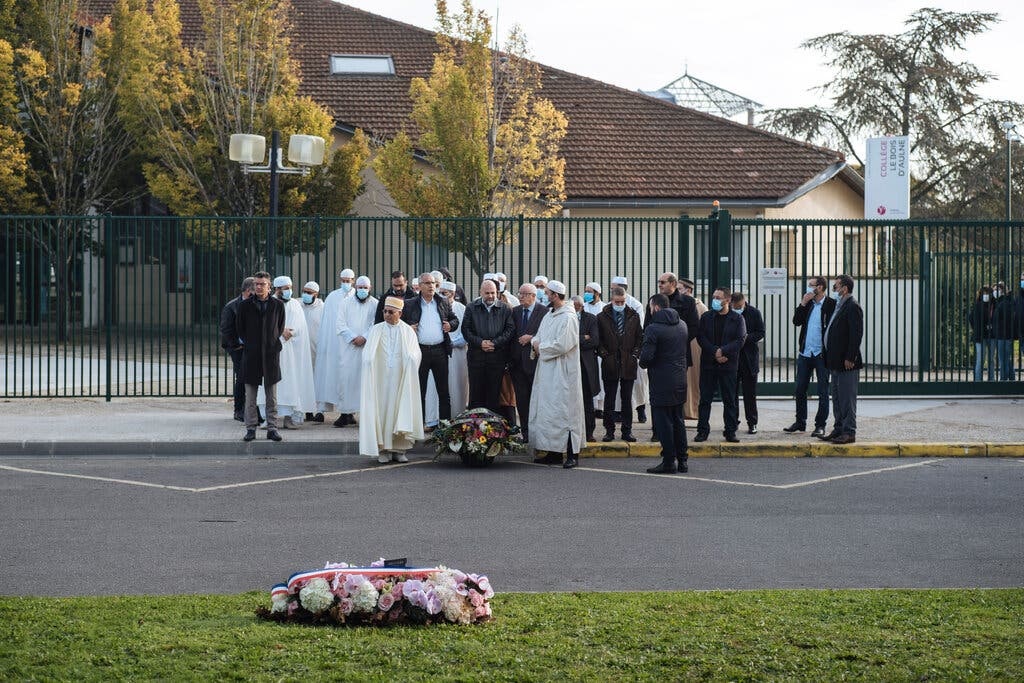 vu chat dau thay giao Phap anh 3