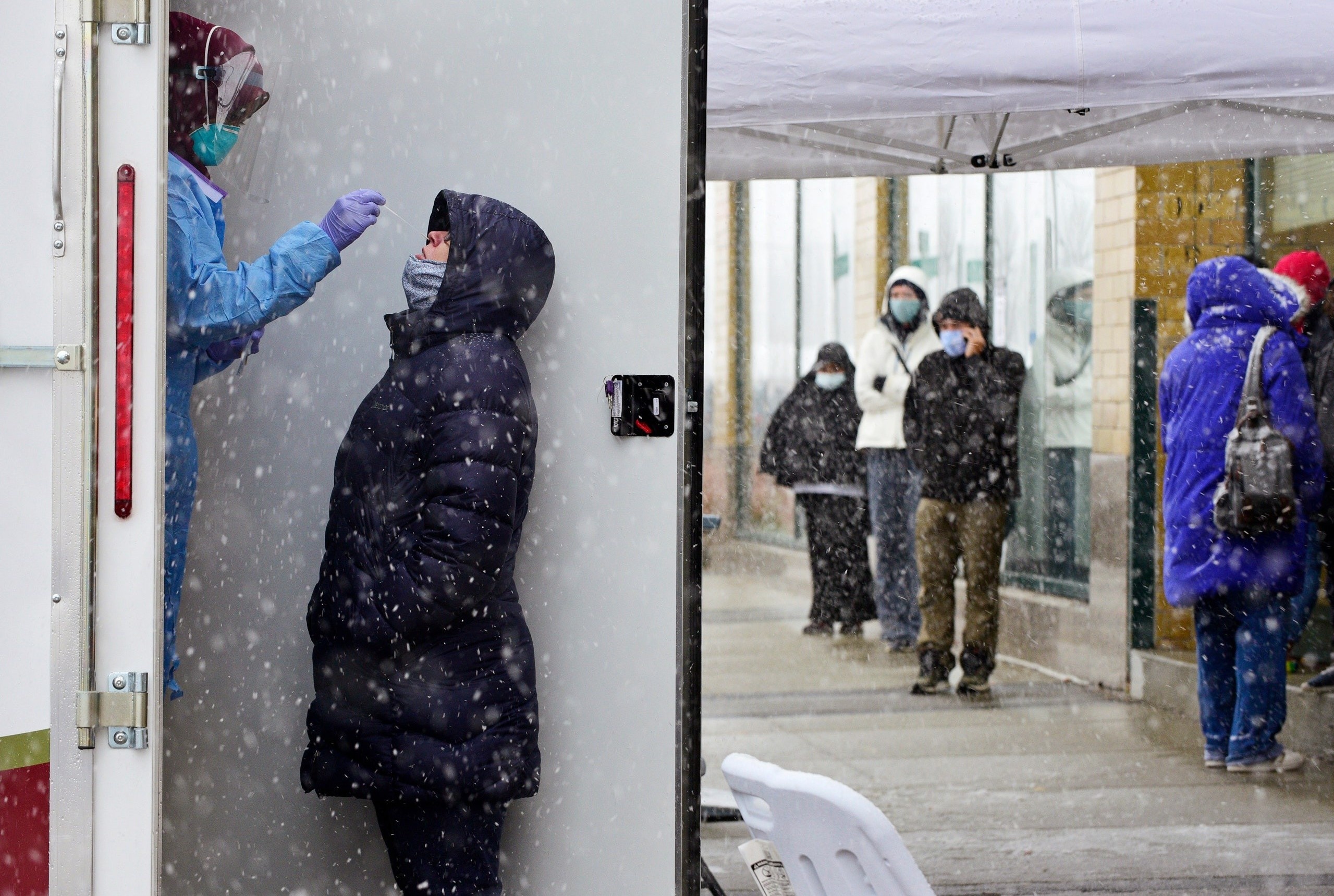 Nguy co 'mua dong den toi' khi Covid-19 bung tro lai hinh anh