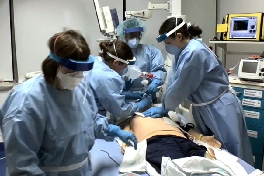 Vi sao Quebec cho phep nhan vien y te mac Covid-19 di lam? hinh anh