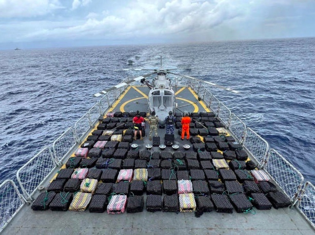 Ruot duoi nhu phim bat giu 7,2 tan ma tuy tren bien hinh anh