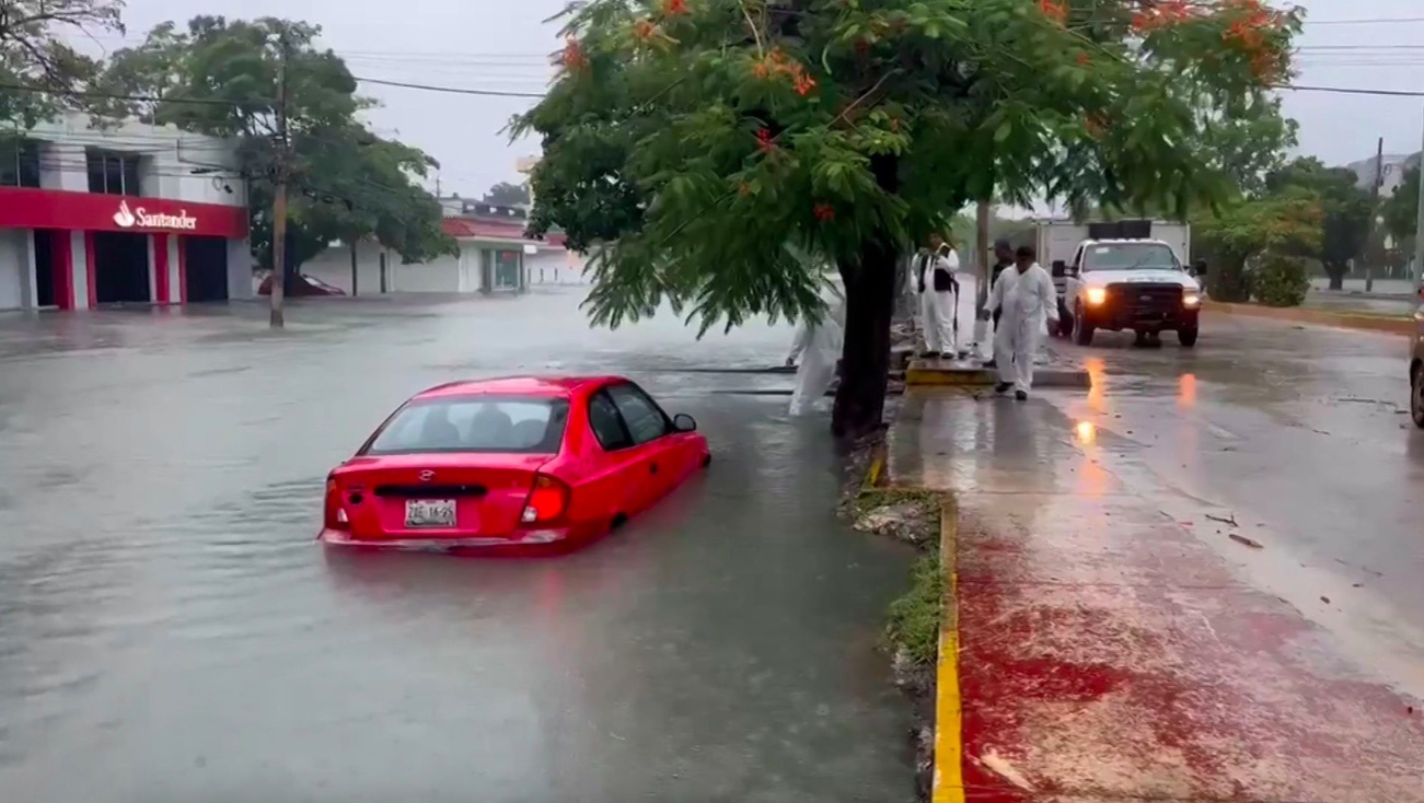 Duong pho Mexico chim trong bien nuoc do bao Helene hinh anh