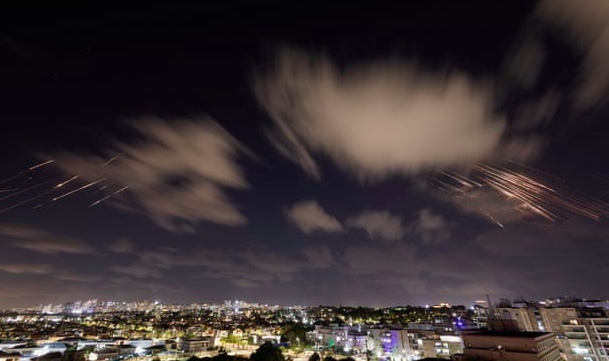 Khoanh khac hang tram ten lua Iran ban vao Israel hinh anh
