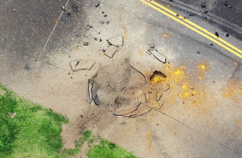 Khoanh khac bom phat no tai duong lan san bay o Nhat hinh anh