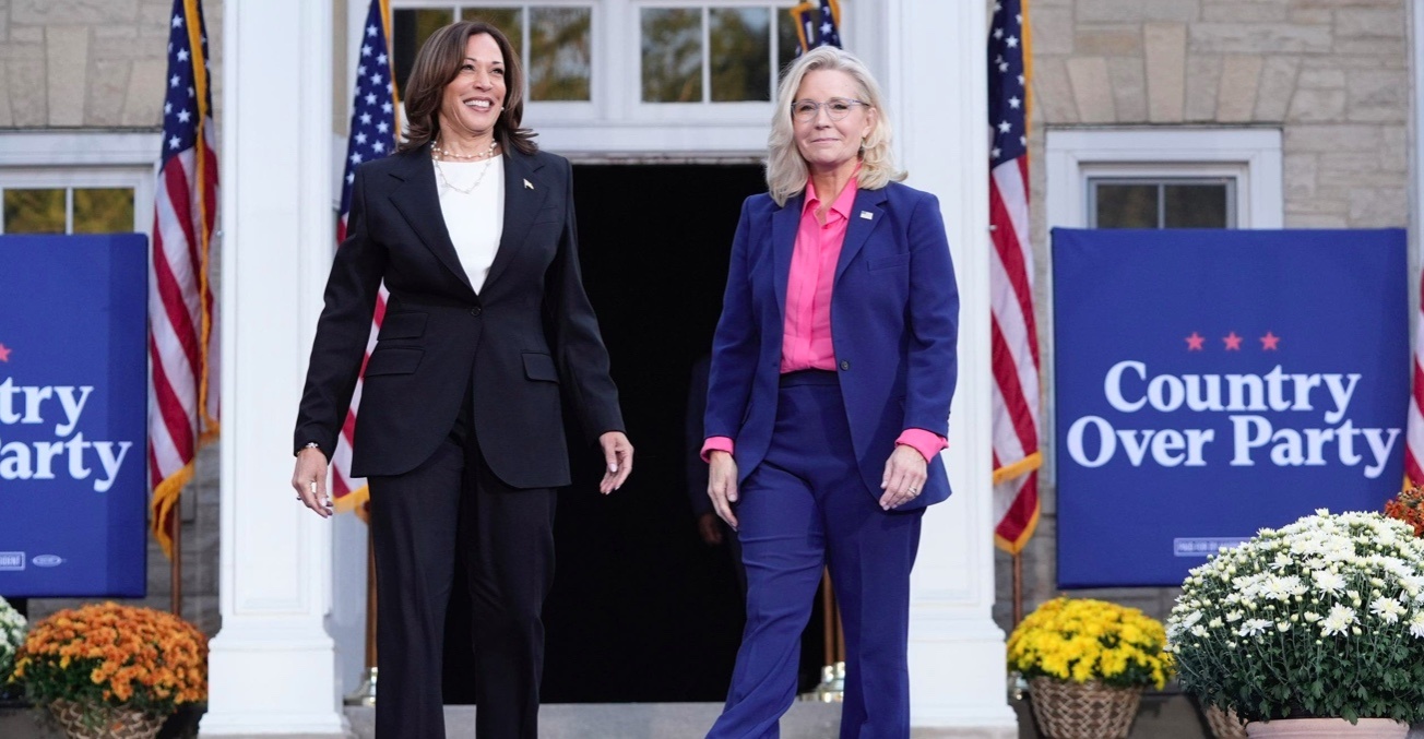 Ba Liz Cheney keu goi cu tri phan doi ong Trump hinh anh