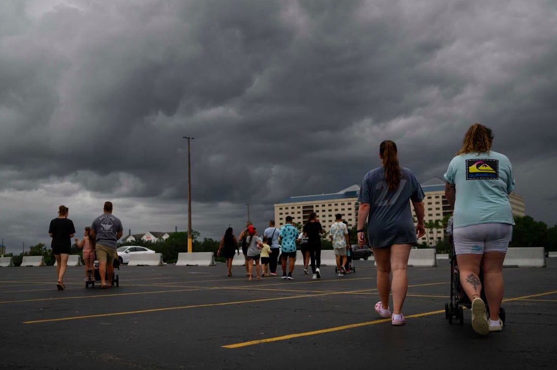 Canh bao bao Milton: 'Neu o lai thi ghi ten len canh tay de nhan dang' hinh anh