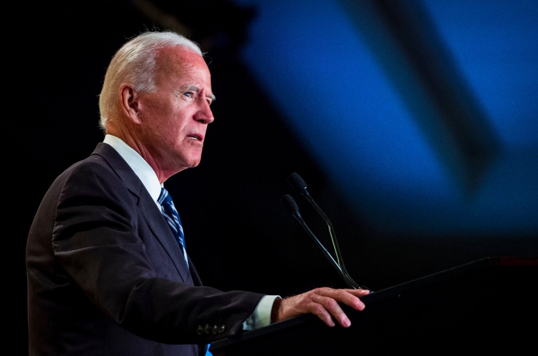 Tong thong Biden phan ung hiem thay voi ong Trump hinh anh