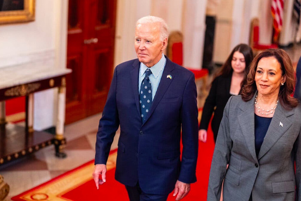 Ong Biden dinh 'va mieng', ba Harris lap tuc tach roi hinh anh