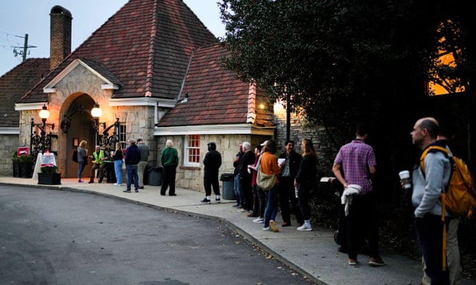 Nhung cu tri di bo phieu truc tiep dau tien trong ngay bau cu My hinh anh