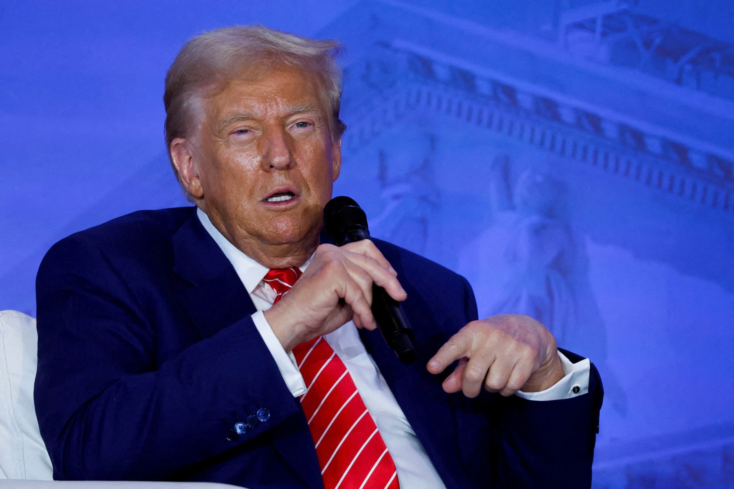 am sat Donald Trump anh 1