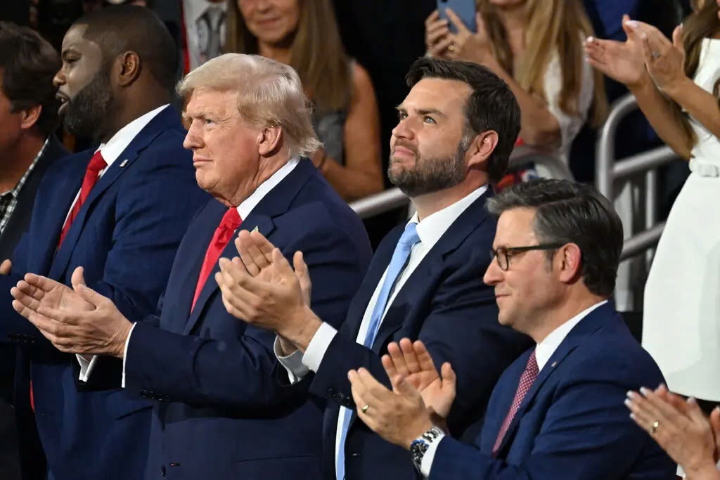 Dang Cong hoa gianh 'cu an ba', ong Trump om tron quyen luc hinh anh