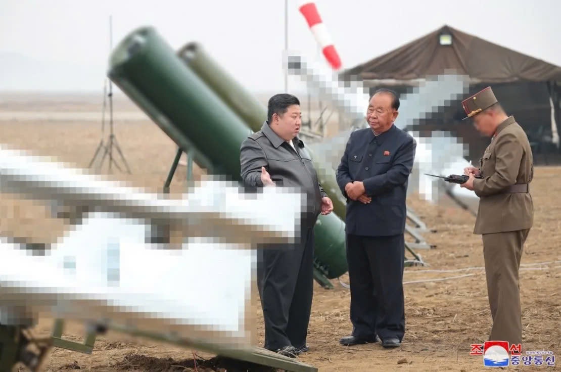 Ong Kim Jong Un ra lenh san xuat may bay khong nguoi lai tu phat no hinh anh