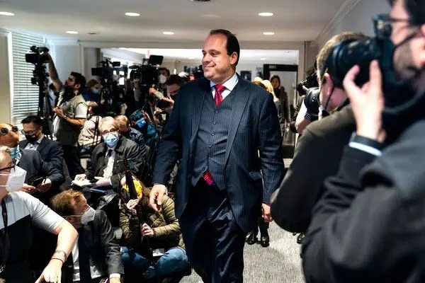 Tro ly cap cao cua ong Trump bi to doi tien 'lot tay' hinh anh