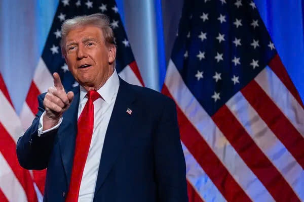 Ong Trump dang thong bao bat ngo khi Nha tho Duc Ba sap mo cua hinh anh