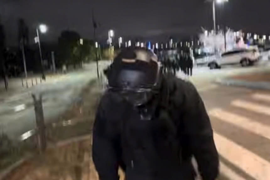 Binh si Han Quoc cui dau xin loi nguoi dan hinh anh