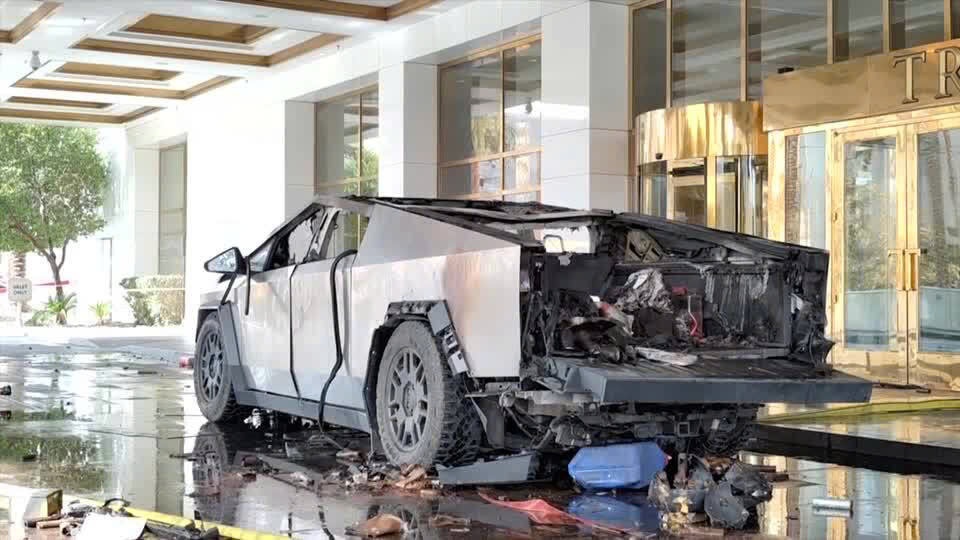 Tai xe tu sat truoc khi xe Tesla Cybertruck no ngoai khach san Trump hinh anh