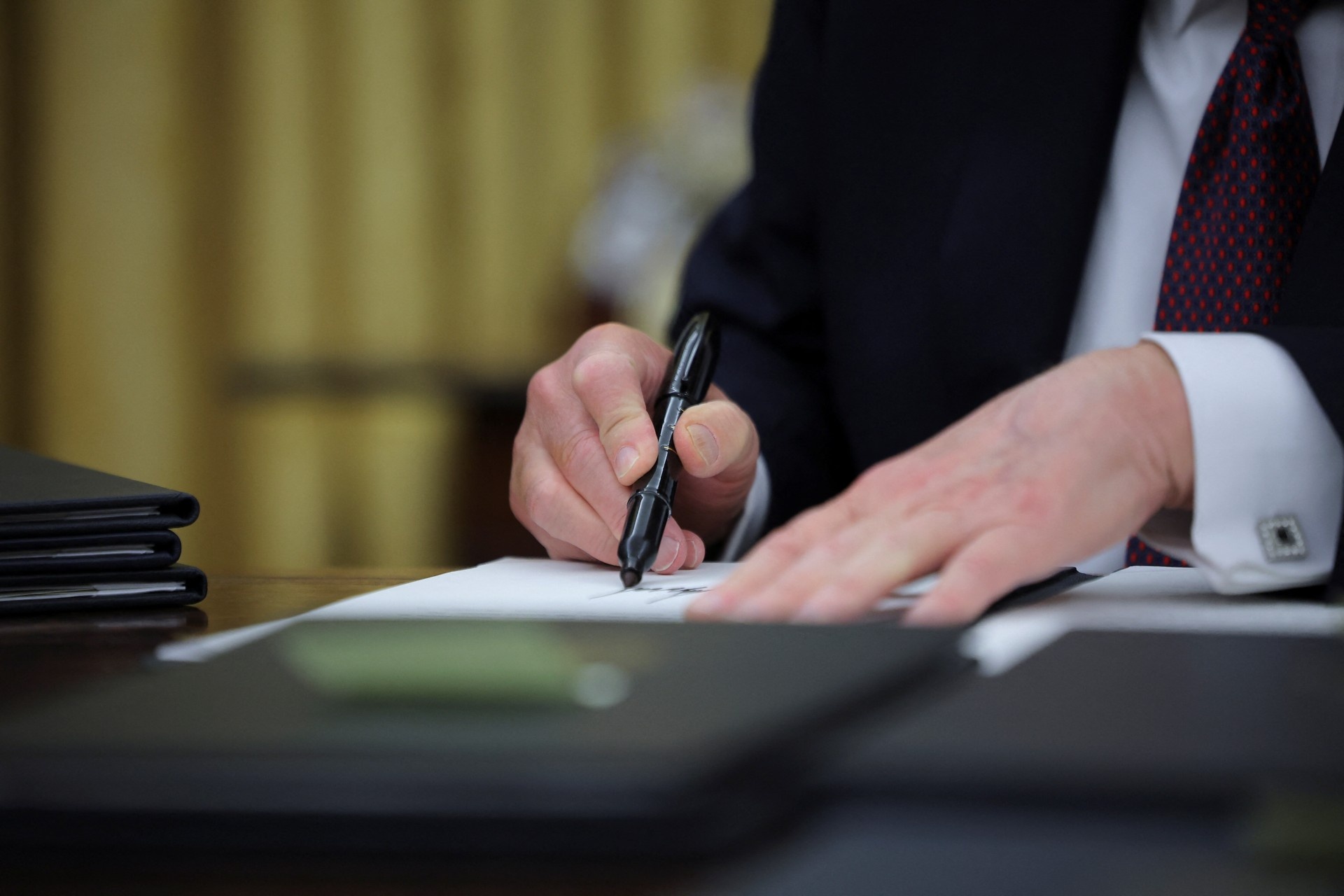 Thay gi tu lenh an xa gay kinh ngac cua ong Trump? hinh anh