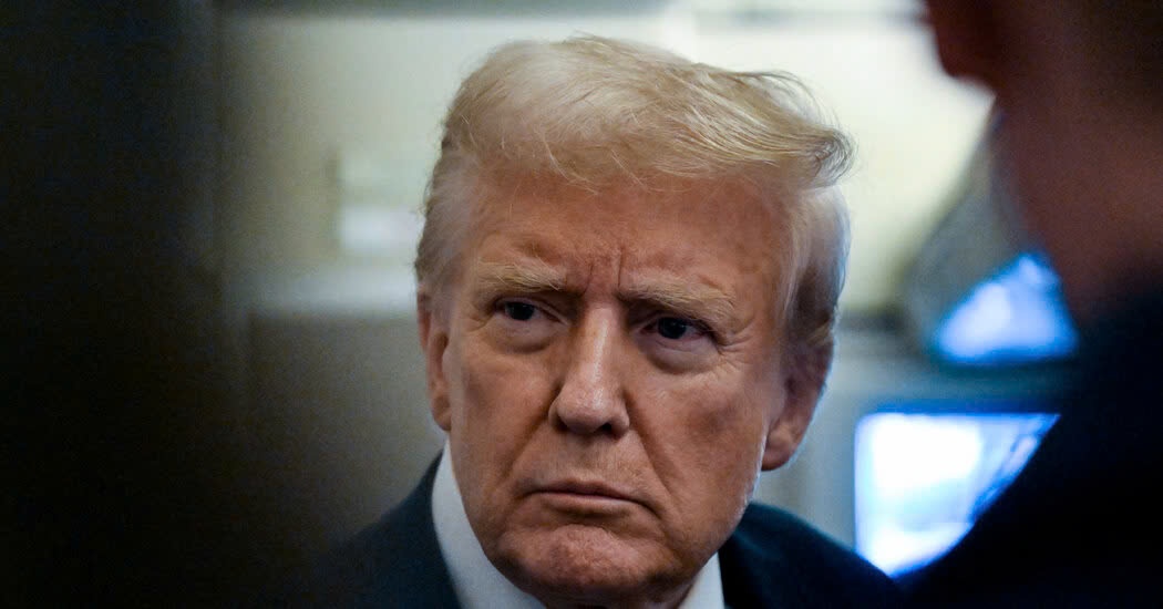 Ong Trump len tieng ve vu roi may bay cho khach hinh anh