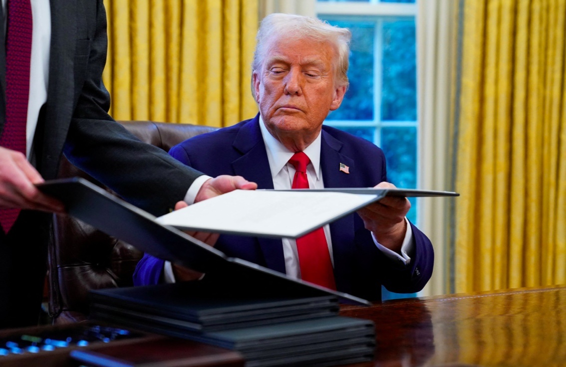 Donald Trump phat bieu anh 2