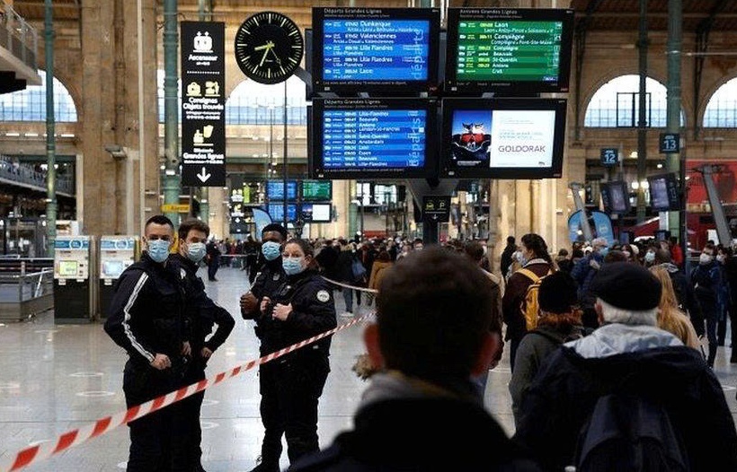 Bom tu The chien II phat lo giua duong ray tau cao toc o Paris hinh anh