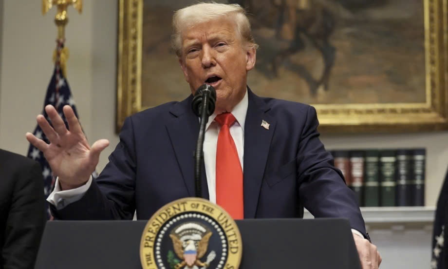 Ong Trump hoan ap thue doi voi hang hoa Mexico va Canada hinh anh