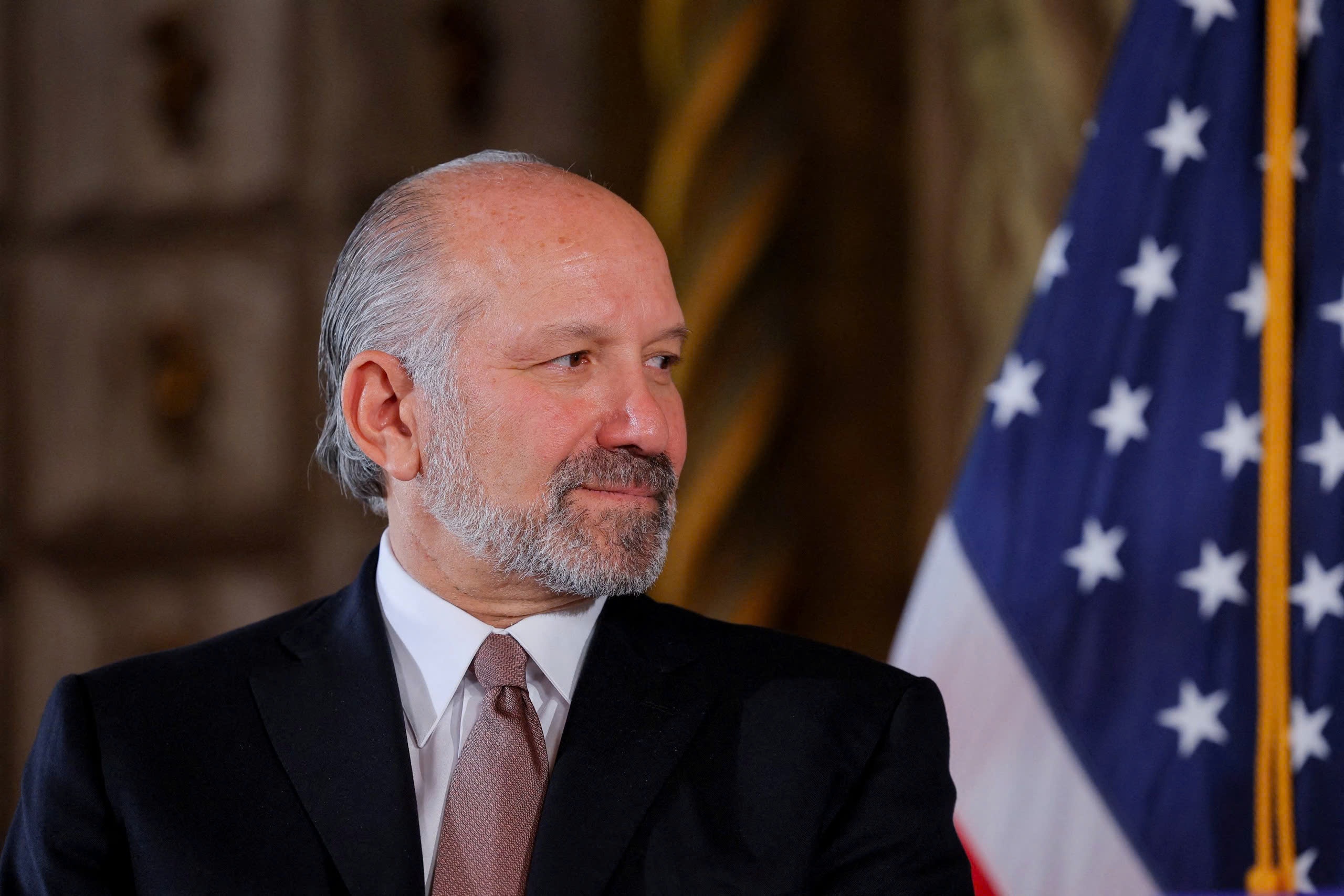 Donald Trump ap thue quan anh 1