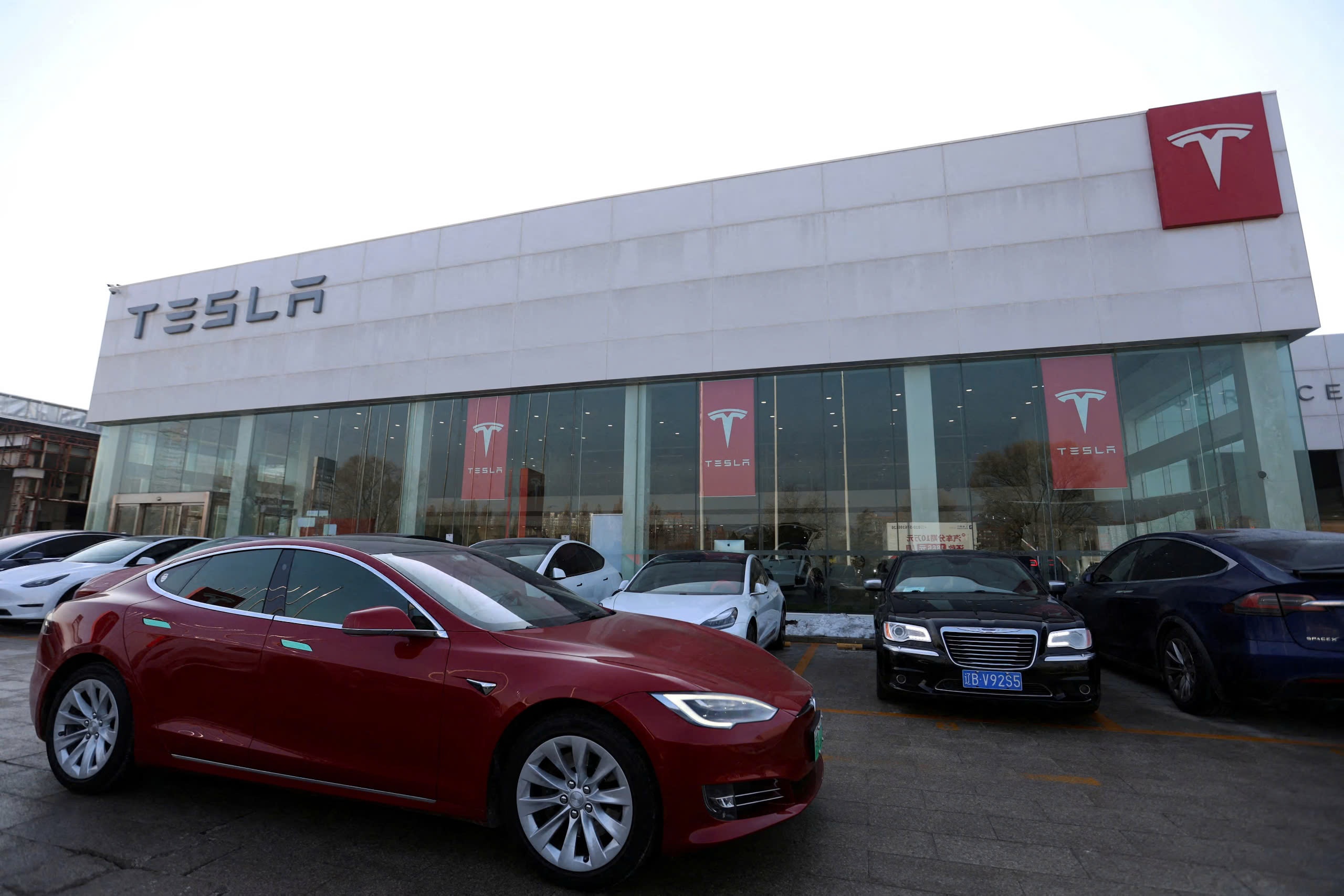 Tesla cua Musk lai bi tan cong hinh anh