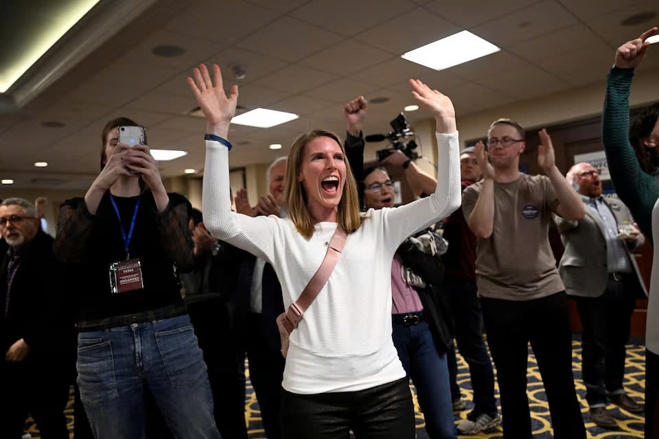 Ket qua bat ngo trong cuoc bau cu khien ca nuoc My doi theo hinh anh