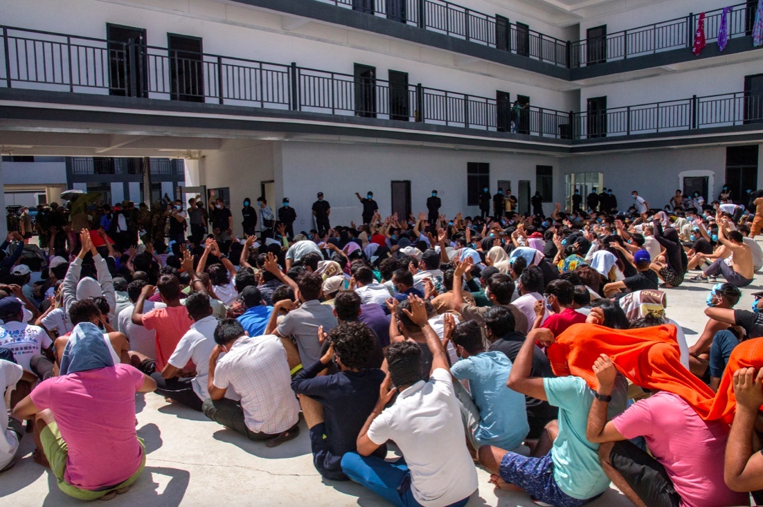 Lam viec 17 gio/ngay, bi danh dap, soc dien neu khong dat chi tieu hinh anh