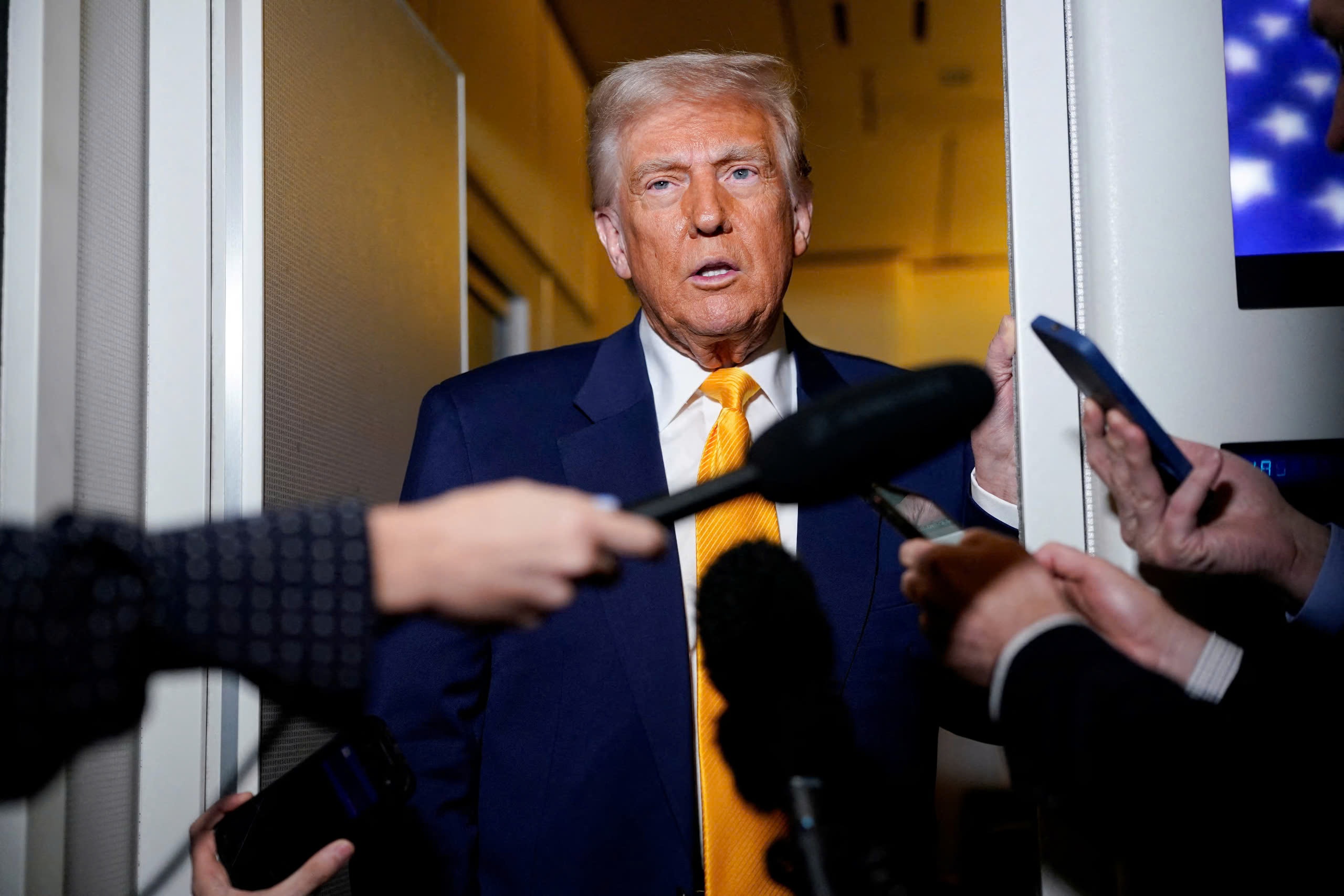 Chinh quyen ong Trump ran nut hinh anh