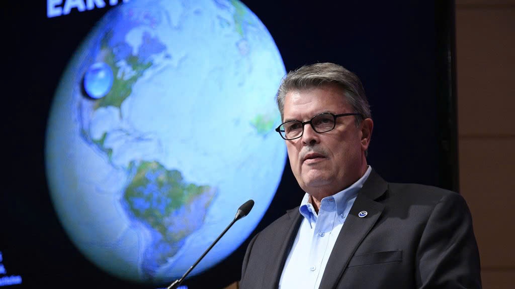 Donald Trump cat giam anh 2