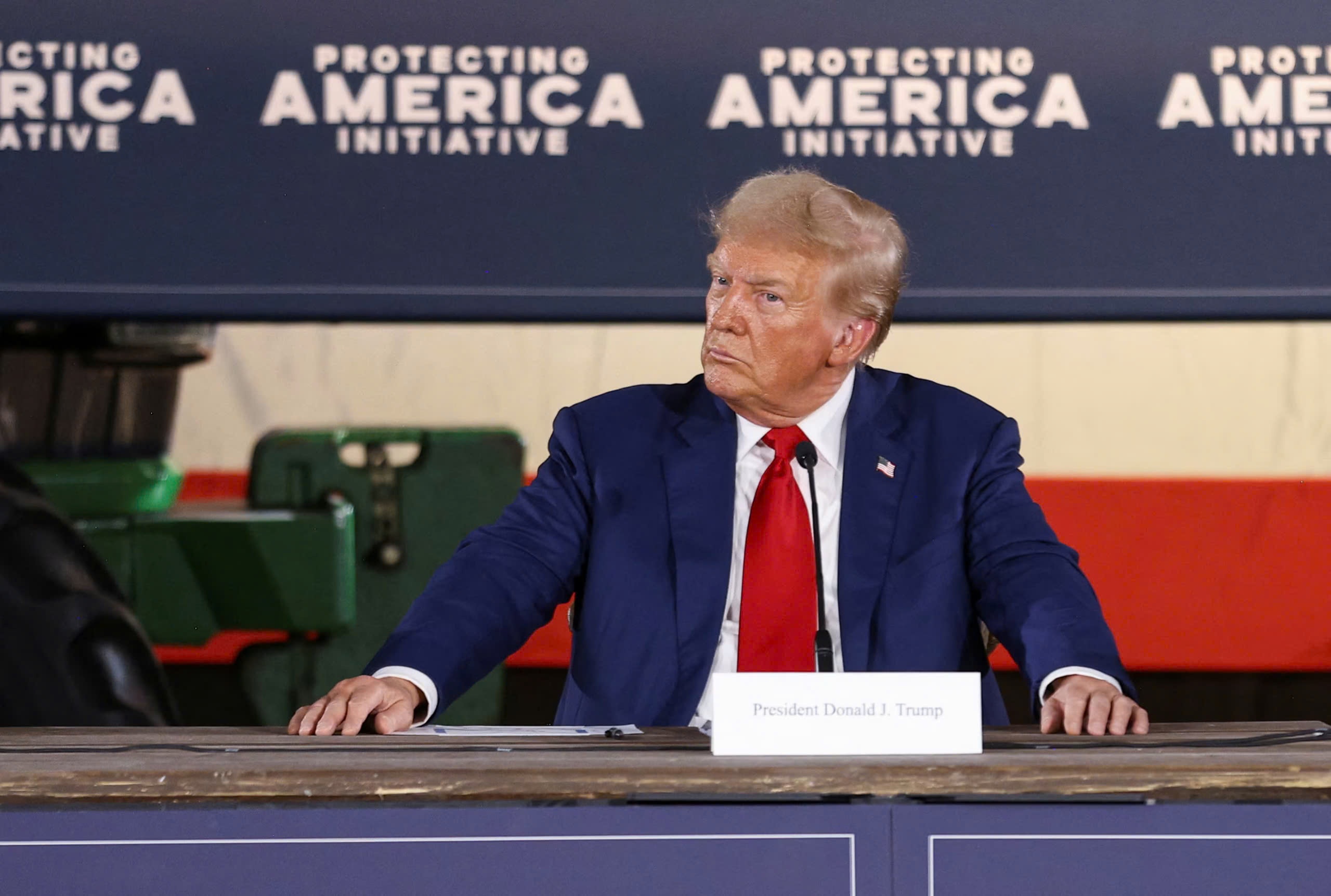 Donald Trump thue quan anh 1