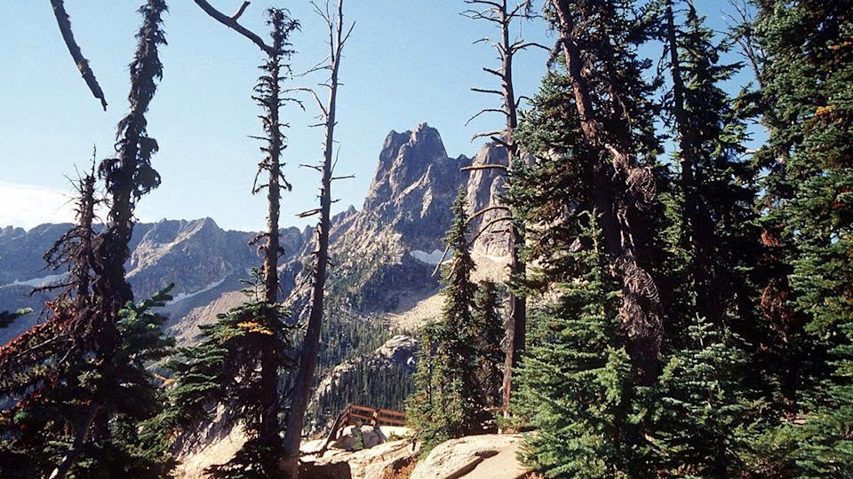 Mot nguoi song sot sau khi roi 122 m trong vu tai nan leo nui o My hinh anh