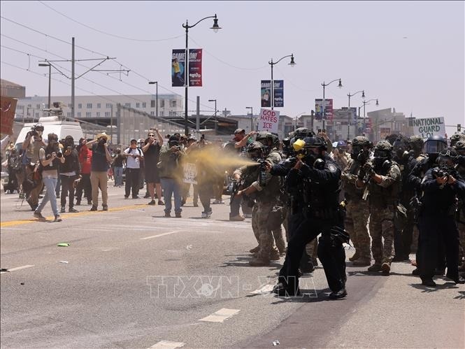 Trung tam Los Angeles bi gioi nghiem giua lan song bieu tinh tang cao hinh anh