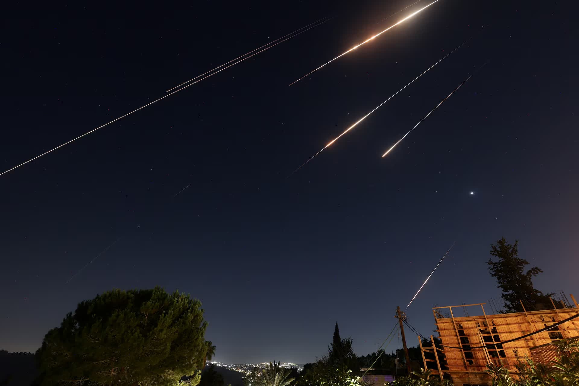 Israel danh chan ten lua Iran tren bau troi Tel Aviv hinh anh