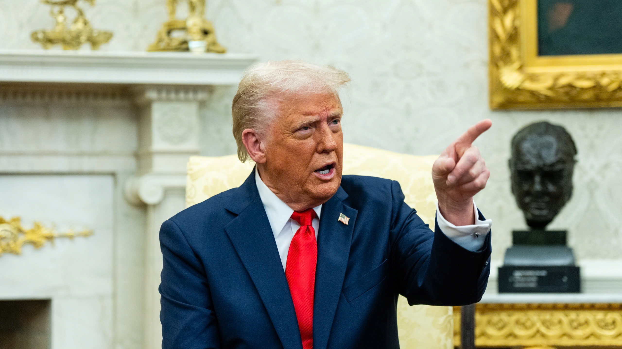 Ly do ong Trump luong lu giua dam phan va khong kich Iran hinh anh