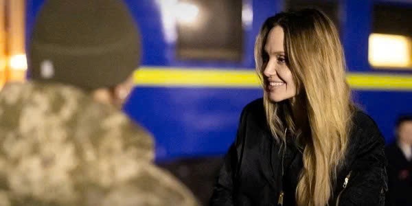Angelina Jolie tham dia diem tuong niem nan nhan xung dot o Ukraine hinh anh