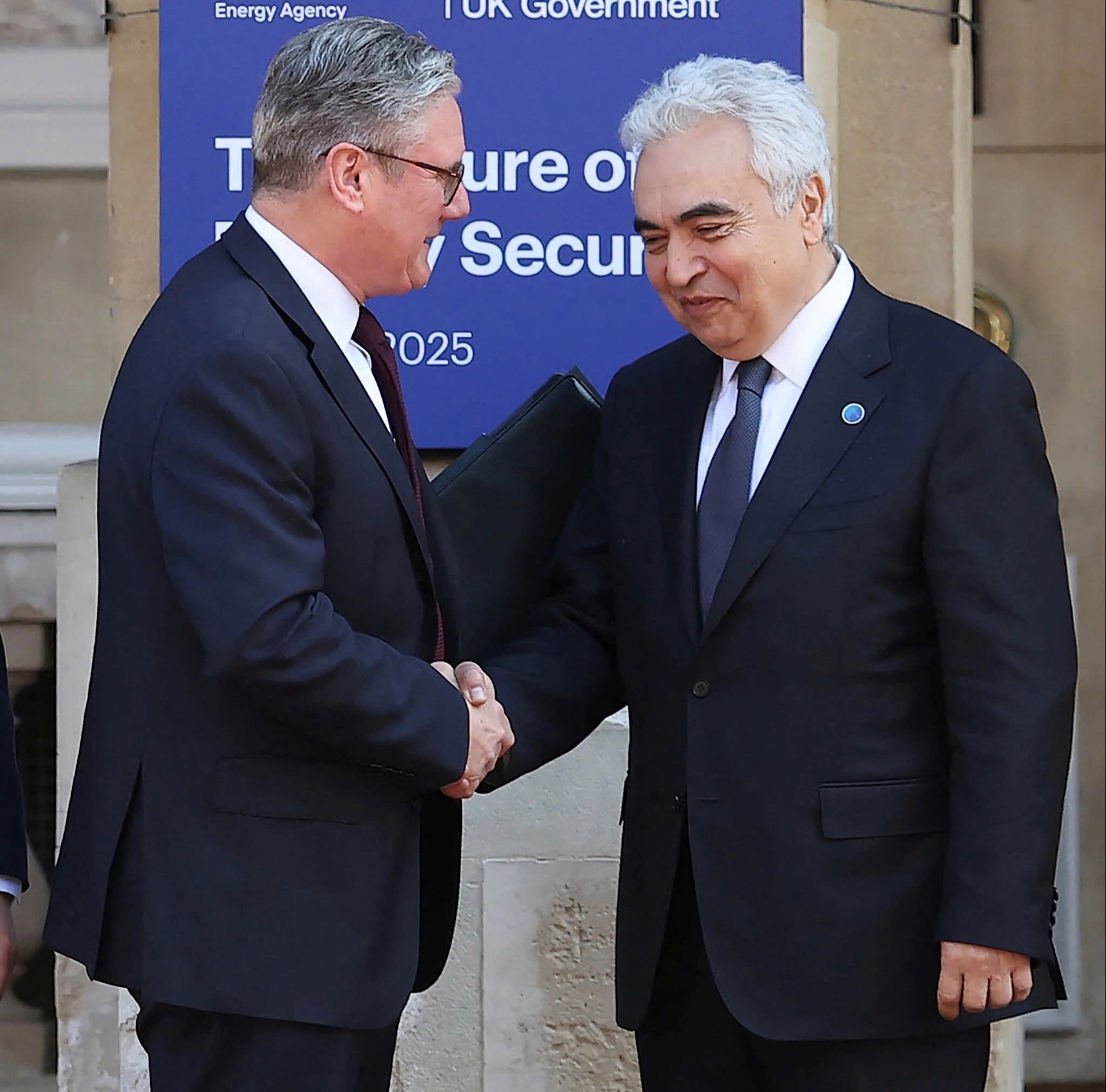 'Nguoi dan ong nham chan nhat the gioi' nhung ai cung muon gap hinh anh