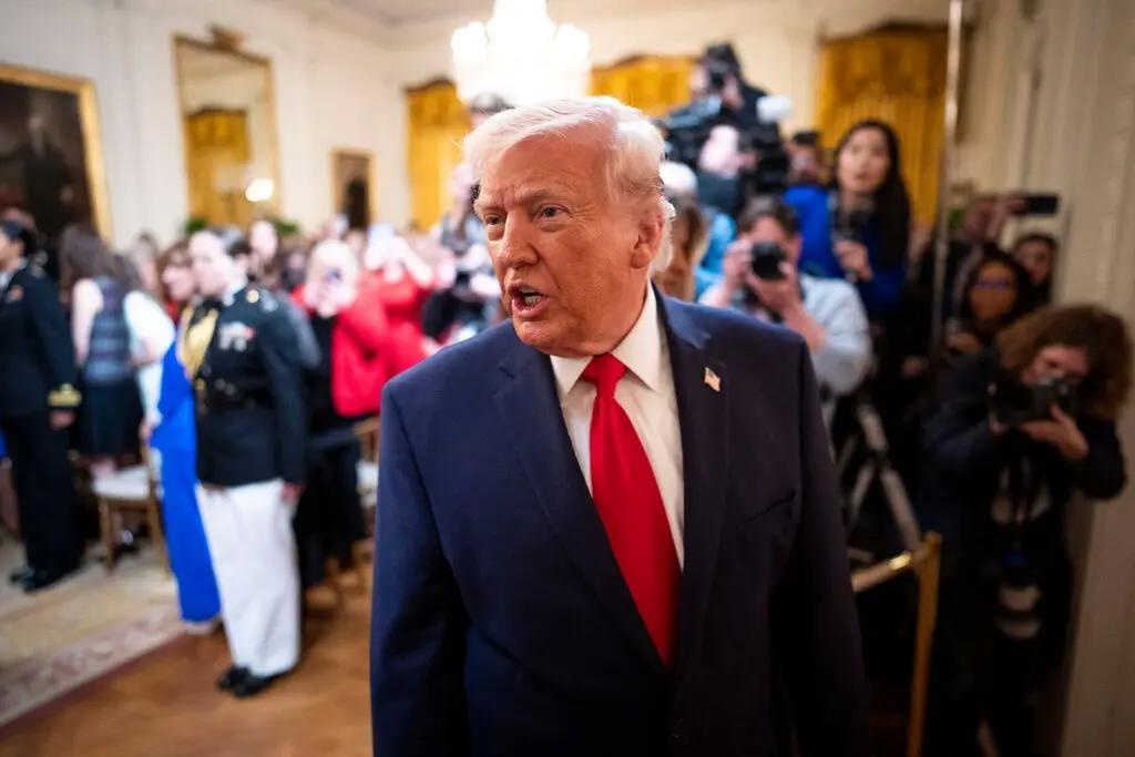 Ong Trump tinh ra don 'knock-out' ve kinh te voi Iran hinh anh