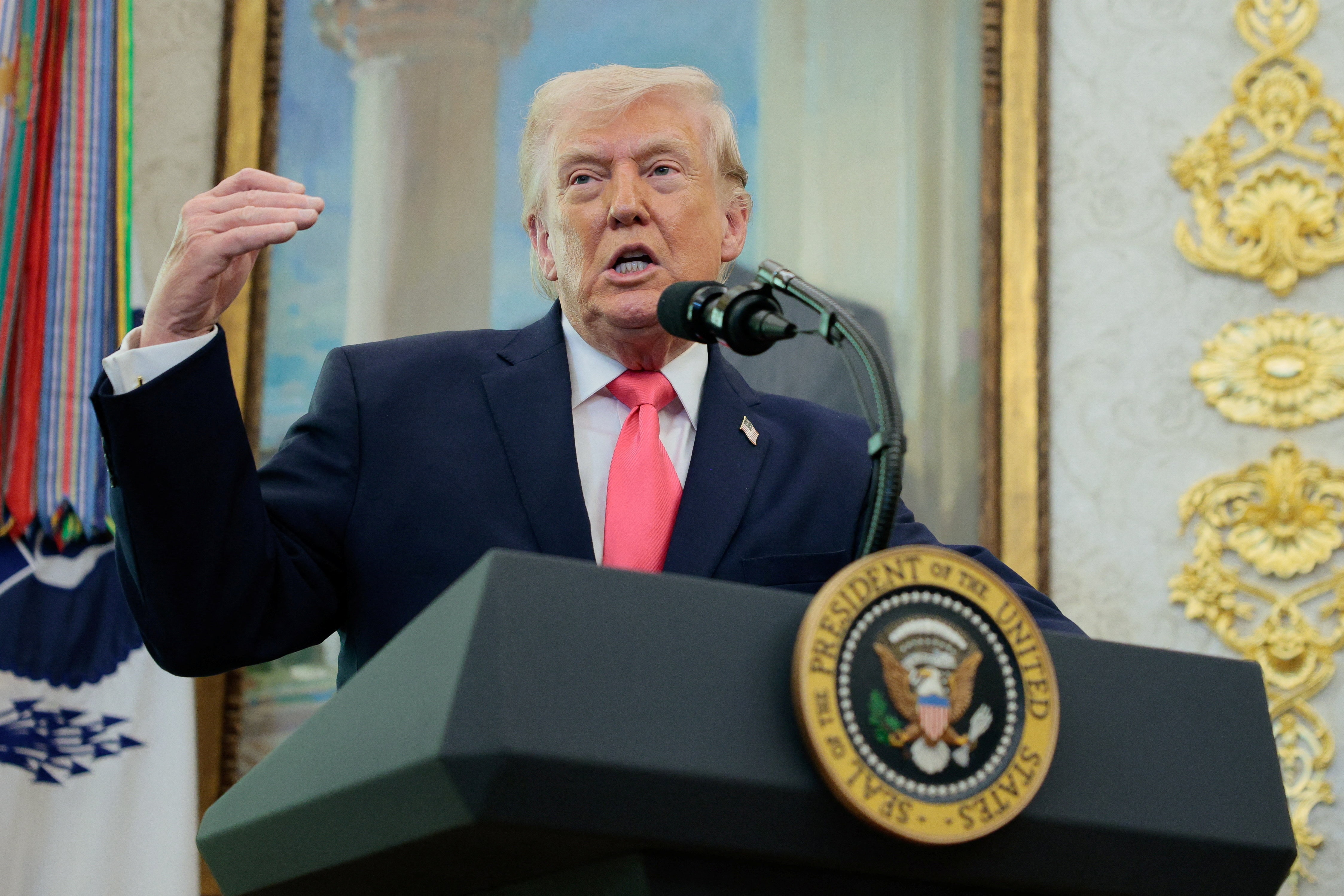 Ong Trump pham luat? hinh anh