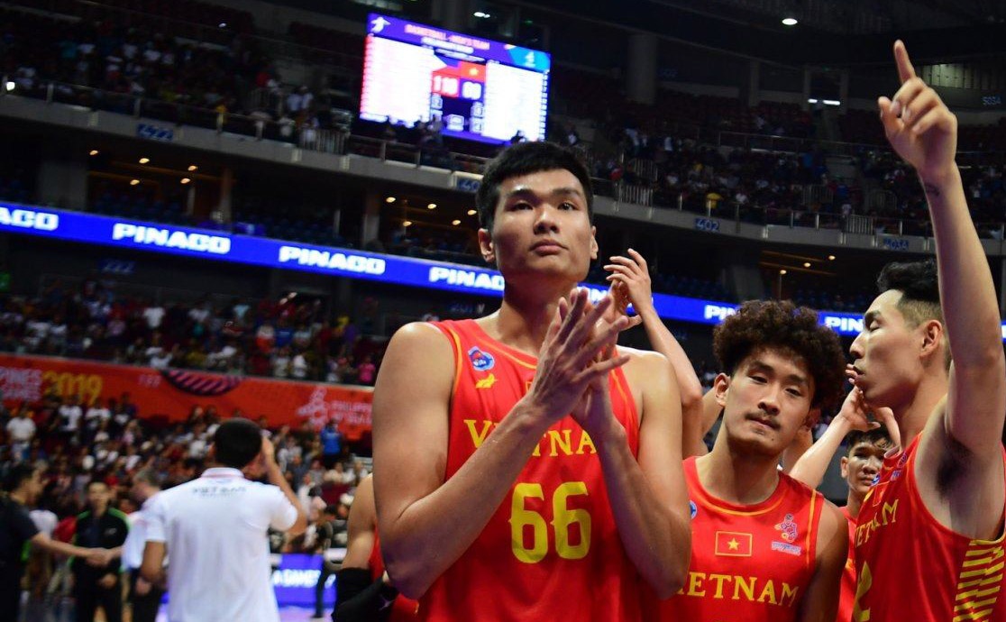 Cau thu bong ro cao 2,03 m gay sot vi chuyen tinh 'dua lech' la ai? hinh anh