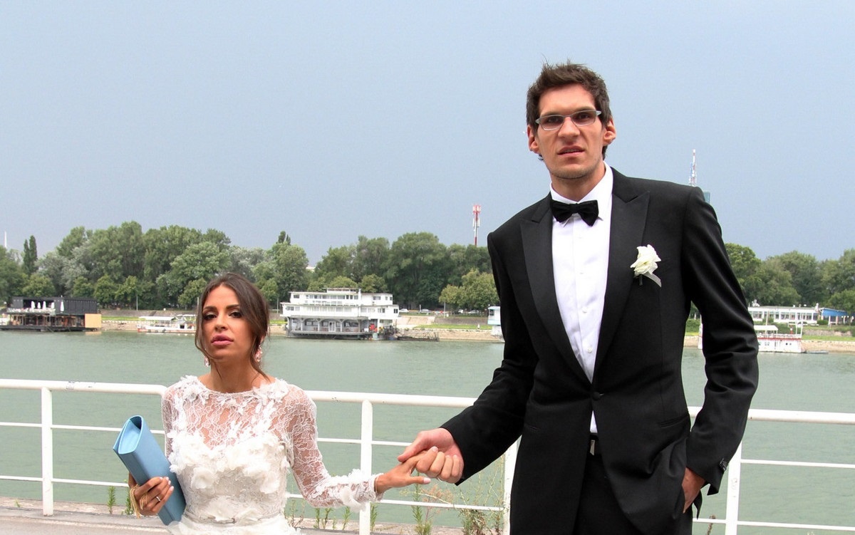 Chuyen tinh 'dua lech' cua cau thu bong ro cao 2,24 m hinh anh