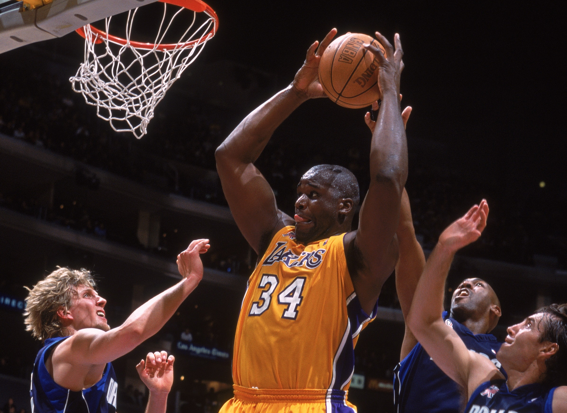 Shaq O'Neal - VDV bong ro nang 147 kg khien NBA sua luat hinh anh