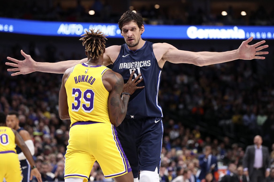 Vi sao cau thu NBA khai gian chieu cao? hinh anh