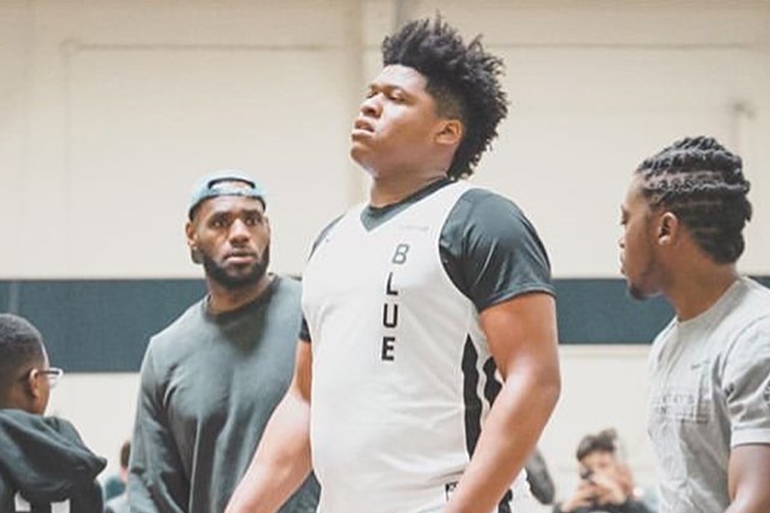 Hien tuong bong ro 16 tuoi cao 2,13 m va nang 122 kg hinh anh