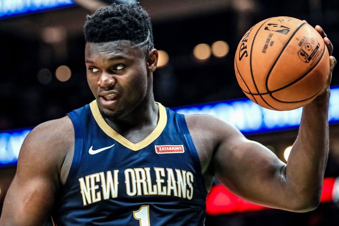 Zion Williamson huc manh ngang xe o to anh 1