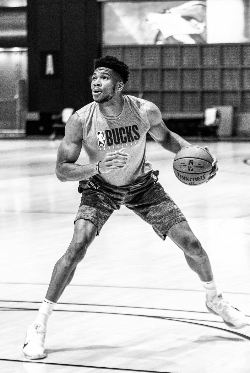 Giannis Antetokounmpo khoe cơ bắp sau dịch ảnh 2 Giannis Antetokounmpo khoe co bap sau dich anh 2