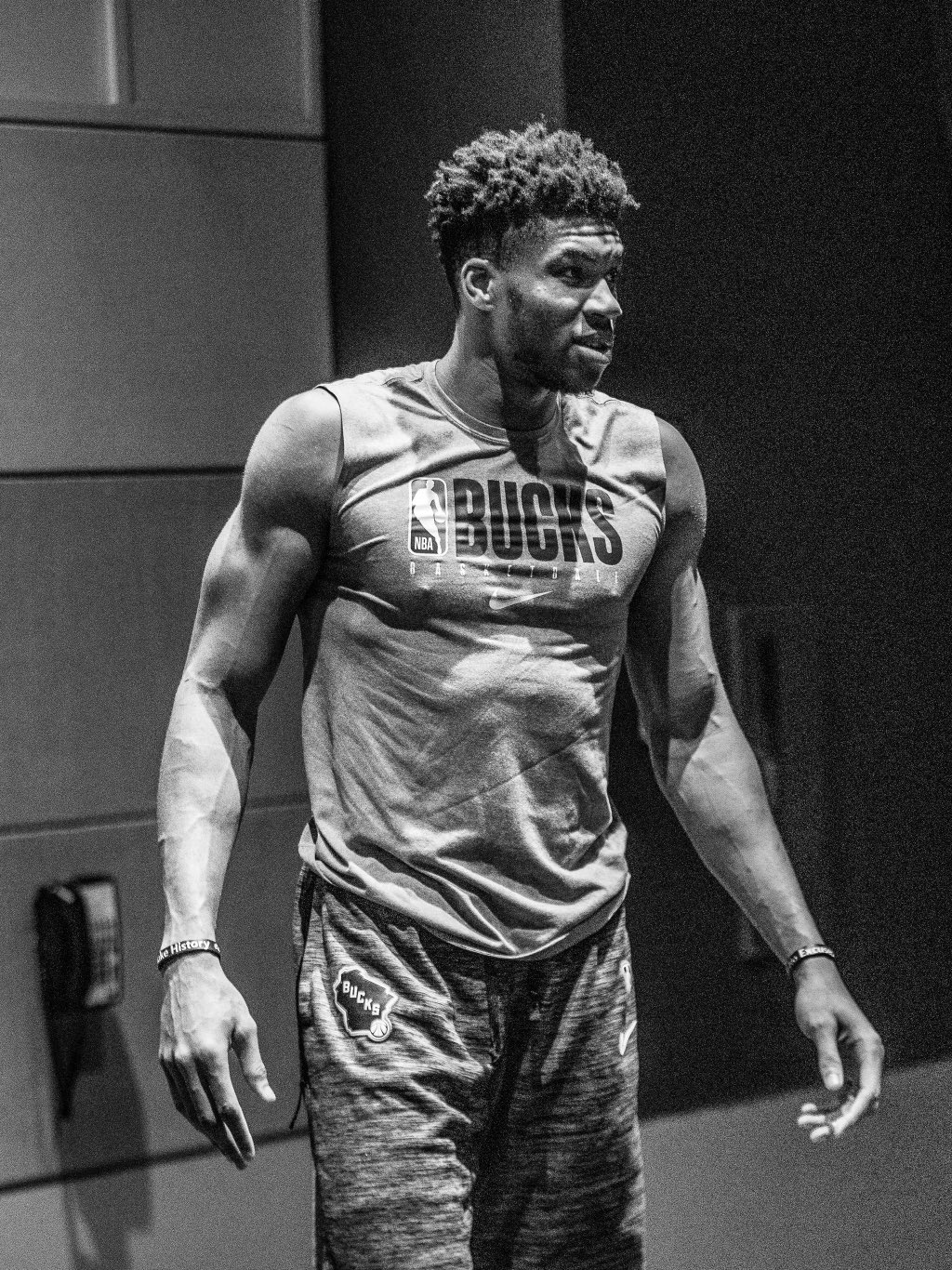 Giannis Antetokounmpo khoe cơ bắp sau dịch ảnh 1 Giannis Antetokounmpo khoe co bap sau dich anh 1