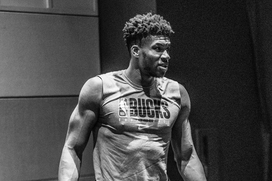 Sao bong ro cao 2,11 m gay chu y khi khoe co bap ran chac hinh anh