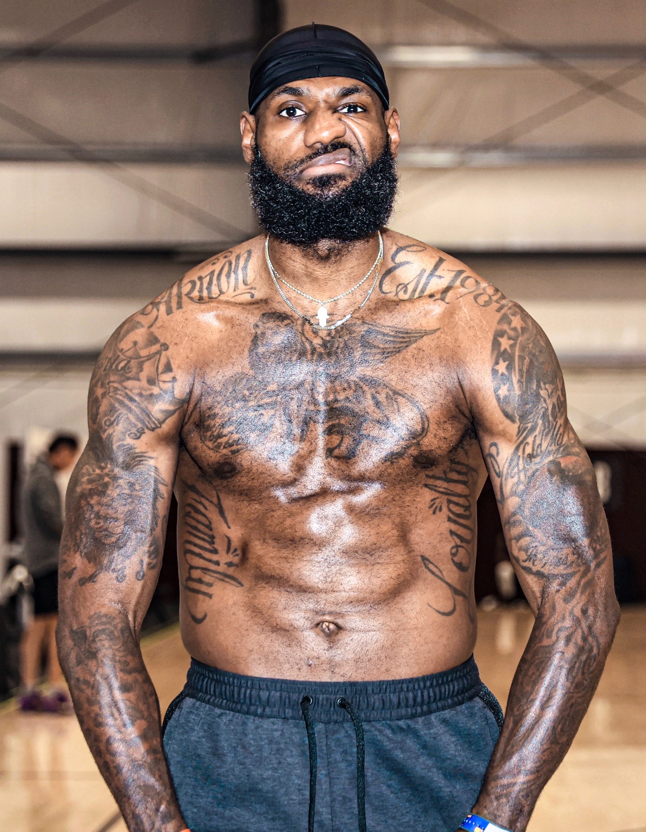 LeBron James khoe co bung 6 mui o tuoi 35 anh 1